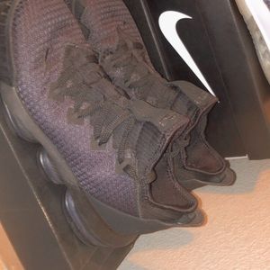 Levbron 16 low “All black”